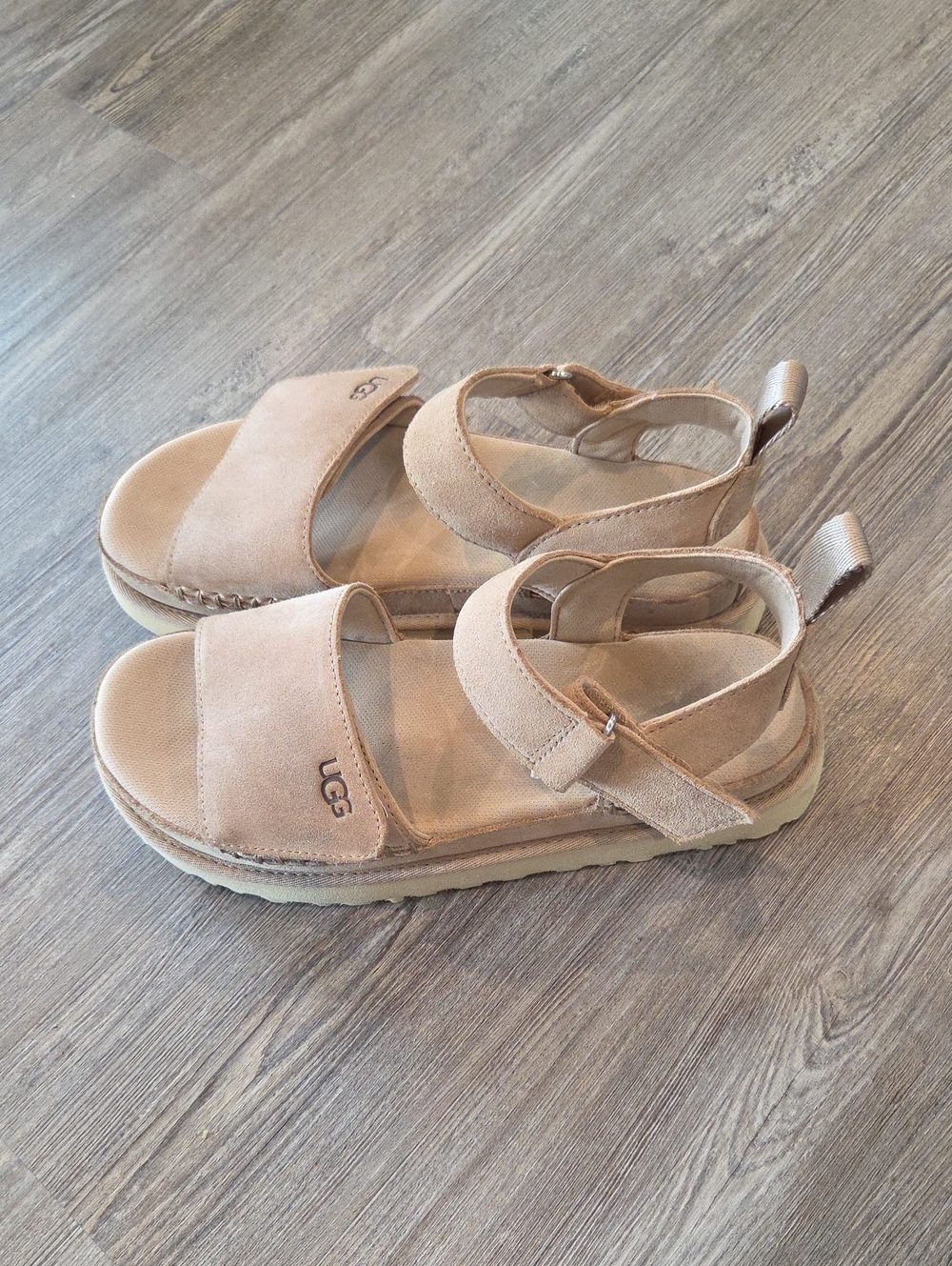 UGG Women's Goldenglow Sandals Sea Salt/ Cream Color Size 9